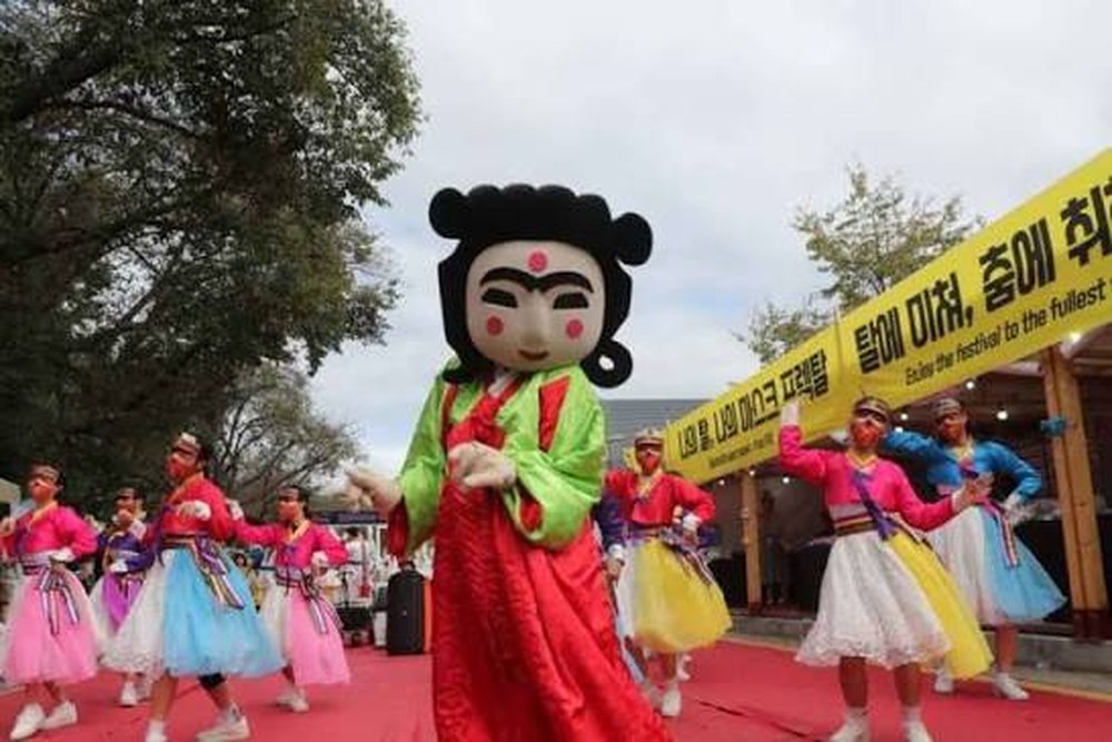 Traditionele maskerdansers tijdens het Andong Maskdance Festival