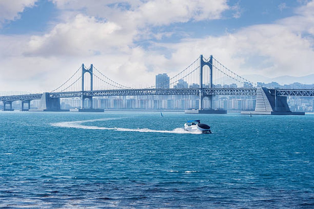 Gwangan-brug in Busan gezien vanaf zee