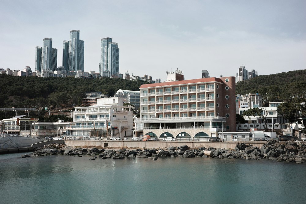 Hotel aan de kust in Busan met skyline op de achtergrond
