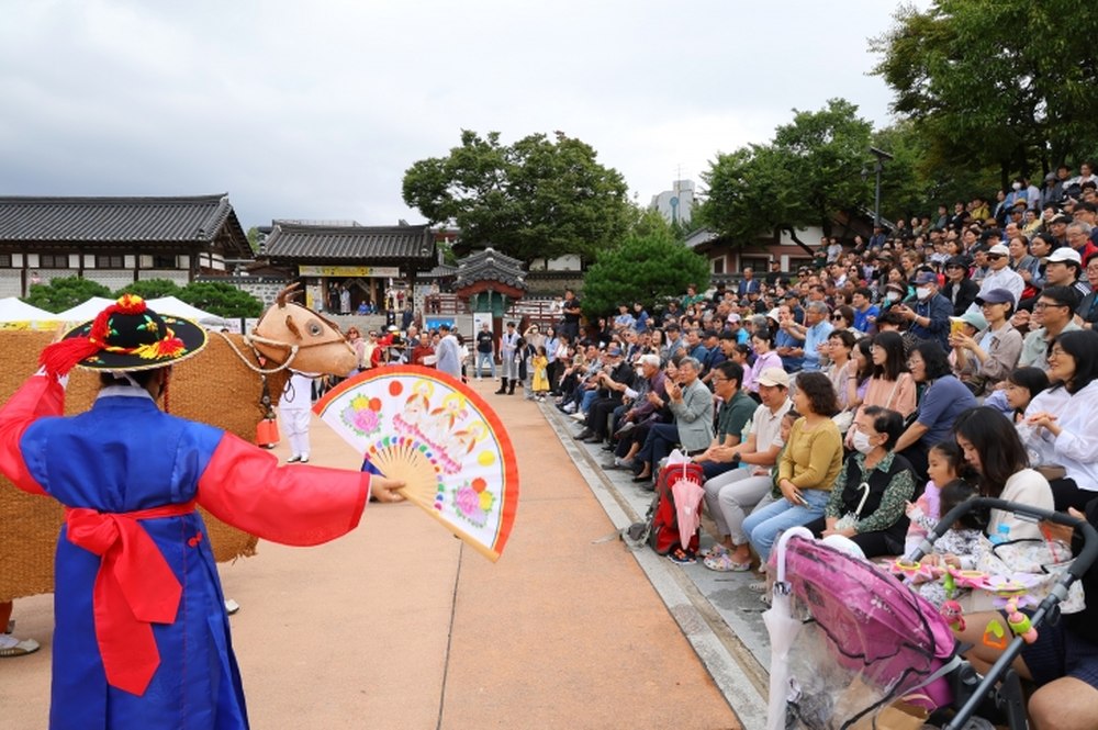 Traditioneel Chuseok-evenement met optredens in hanbok