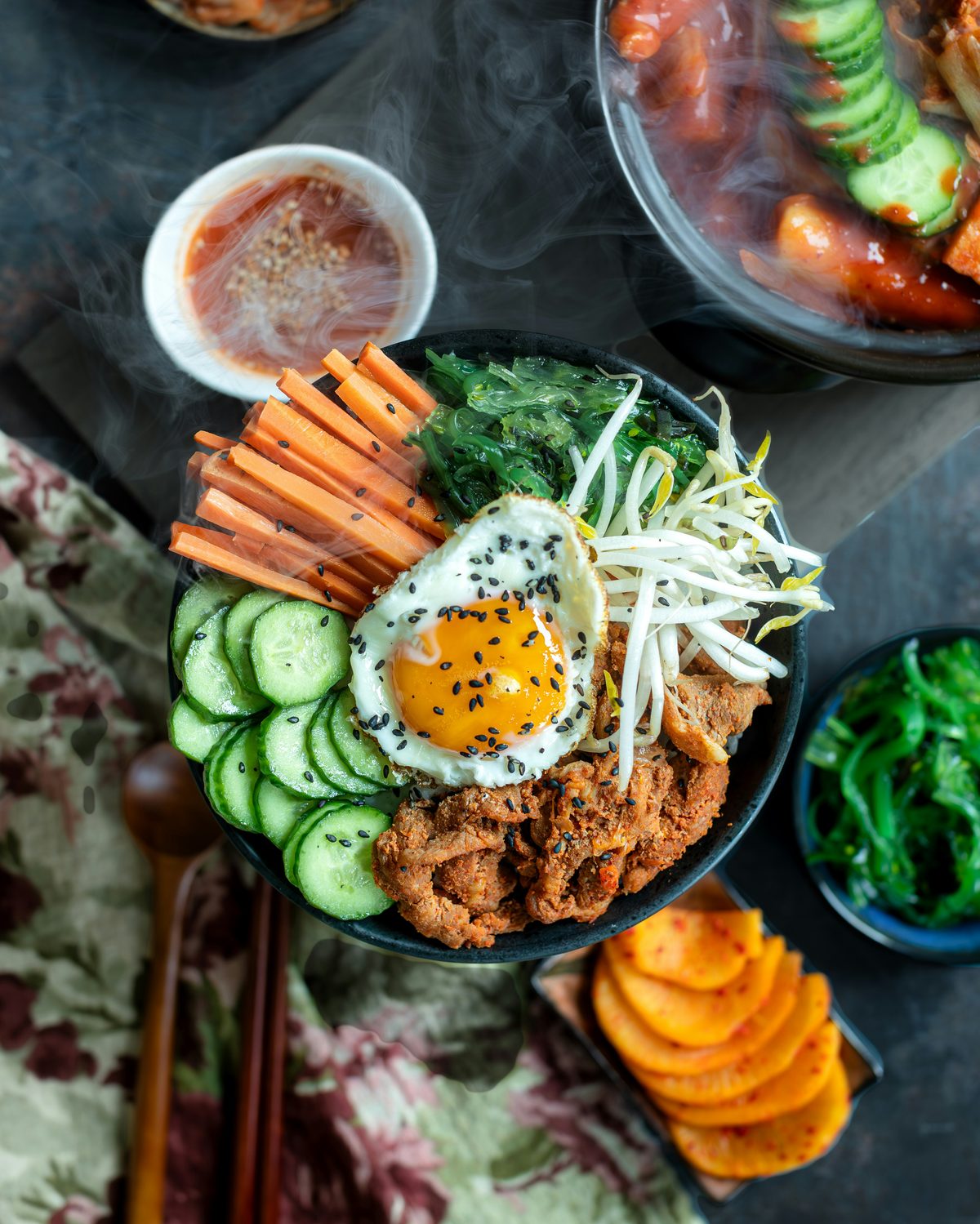 Kom bibimbap met groenten, ei en gochujang