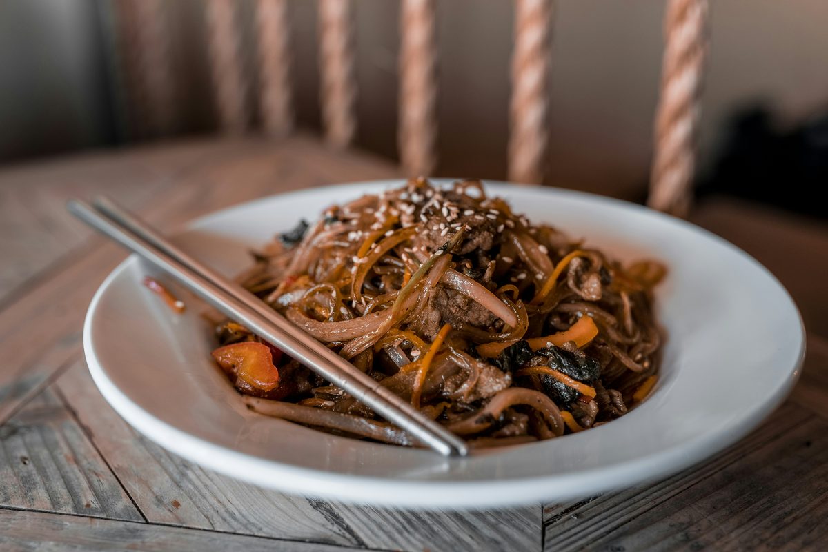 Japchae: geroerbakte glasnoedels met groenten