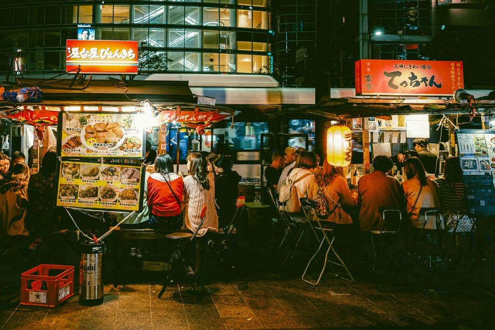 Yatai-eetkraampjes in Fukuoka, Japan, in de avond