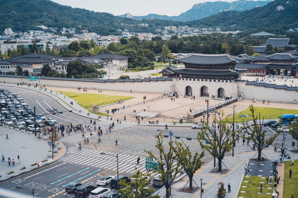 Druk zebrapad bij Gwanghwamun in Seoul met overstekende voetgangers