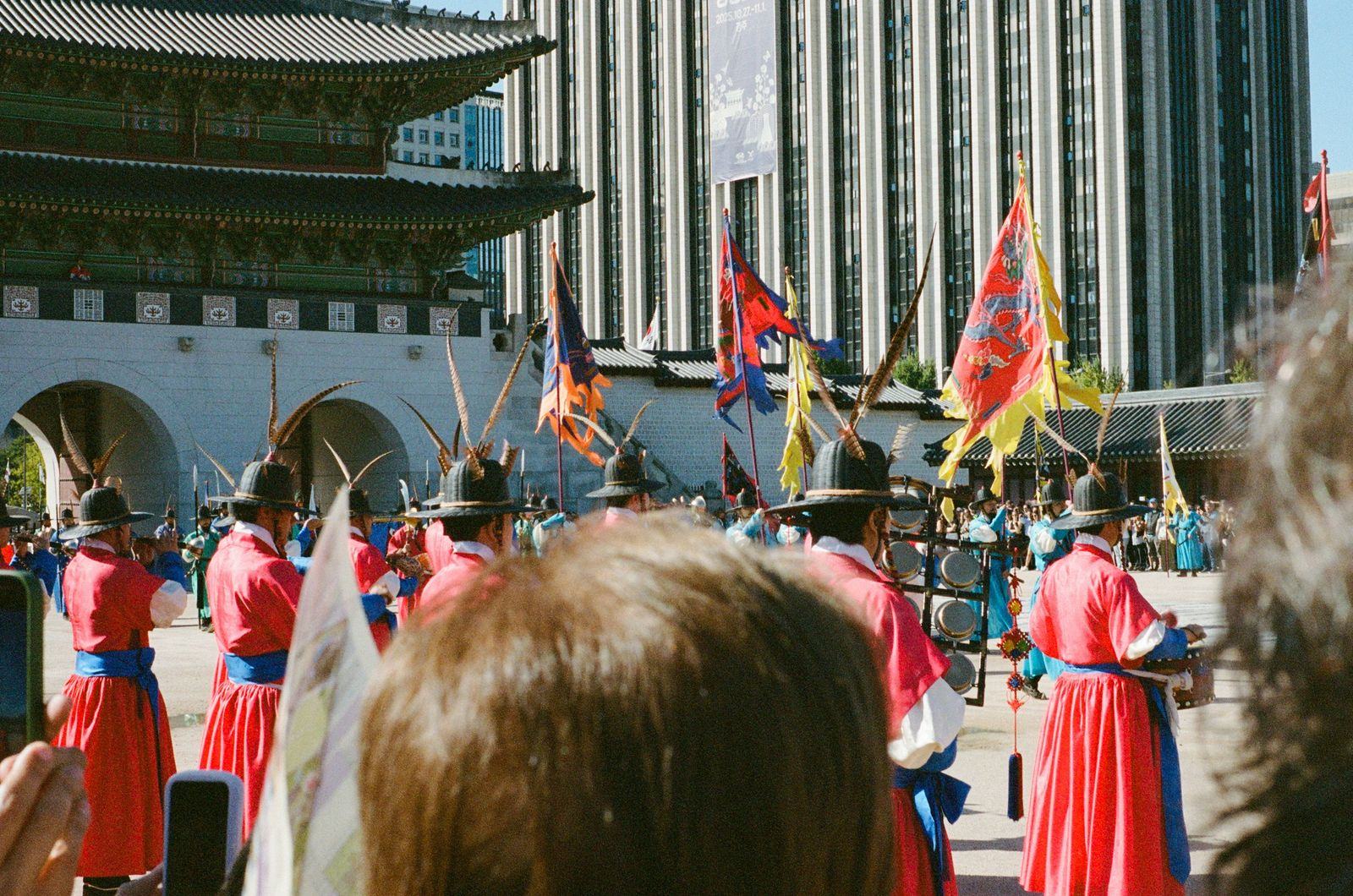 Wachtwissel-ceremonie bij Gwanghwamun in Seoul