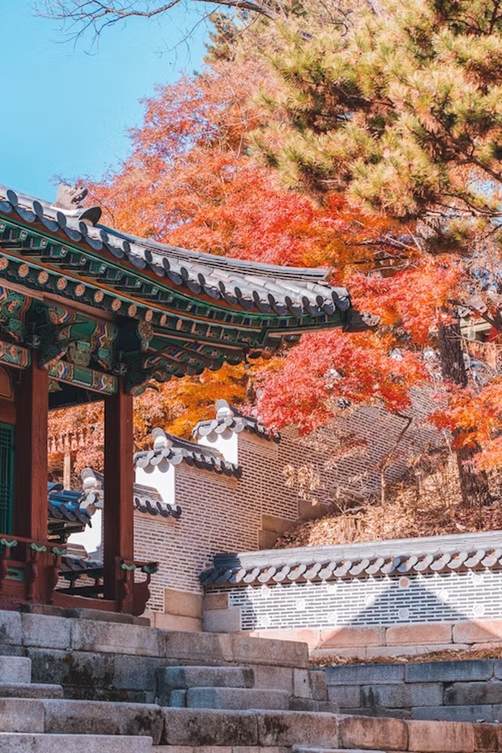 Paleis in Seoul met de eerste herfstkleuren in september