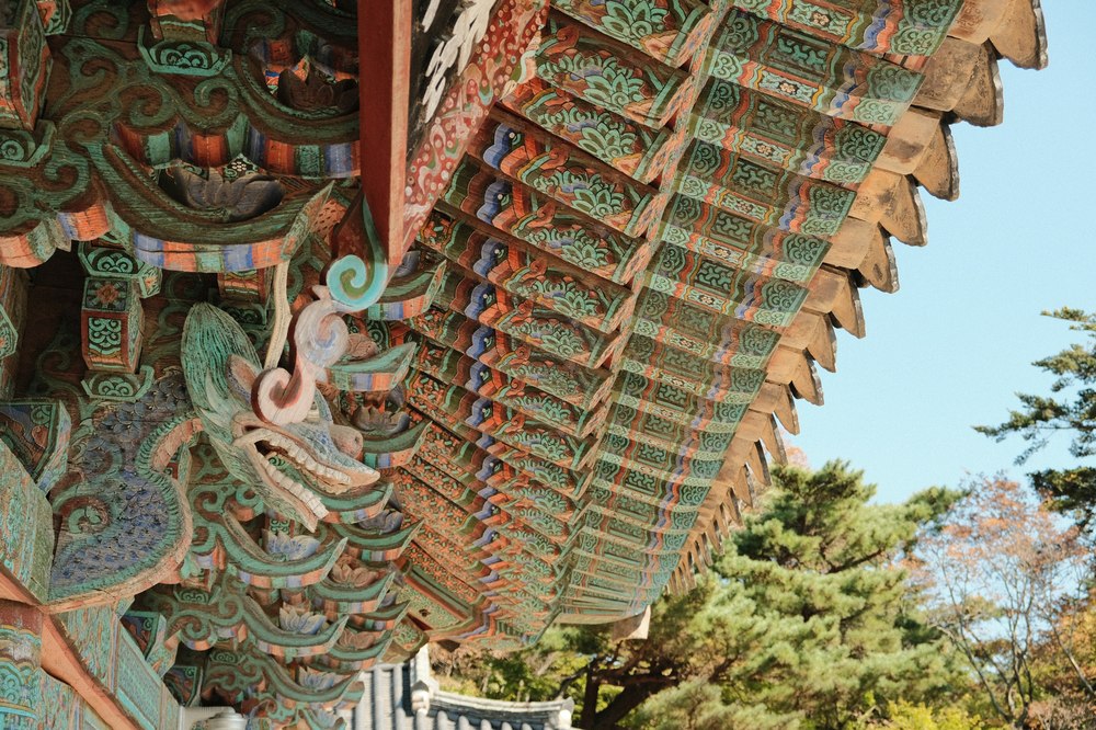 Kleurrijk beschilderd traditioneel dakwerk (dancheong) in Gyeongju