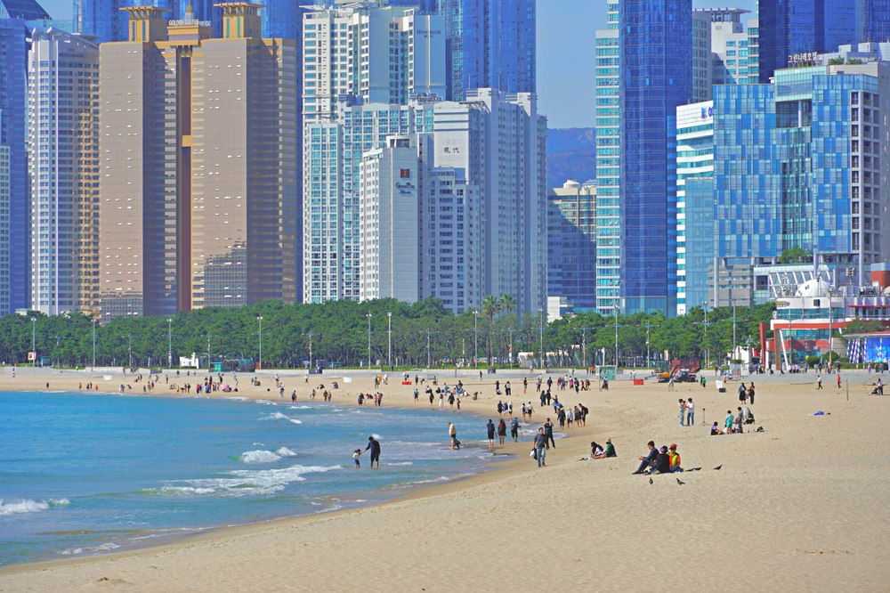 Familie aan het water bij Haeundae Beach in Busan