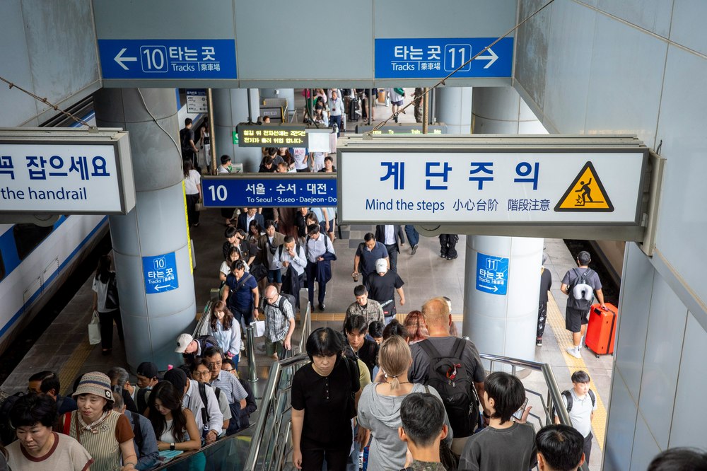 Druk treinstation in Korea met reizigers op het perron