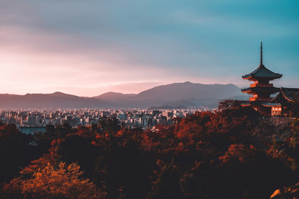 Kiyomizu-dera pagode met uitzicht over Kyoto bij zonsondergang
