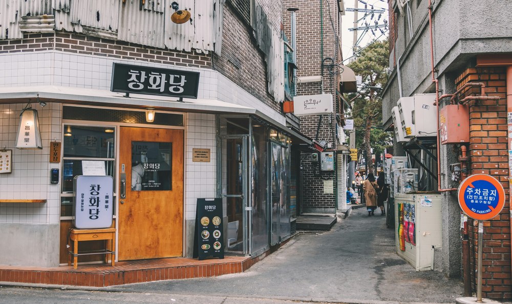 Klein lokaal restaurant in een steegje in Seoul