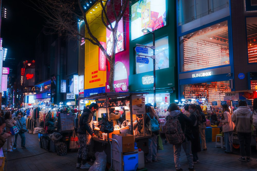 Levendige, goed verlichte straat in Myeongdong, Seoul, in de avond