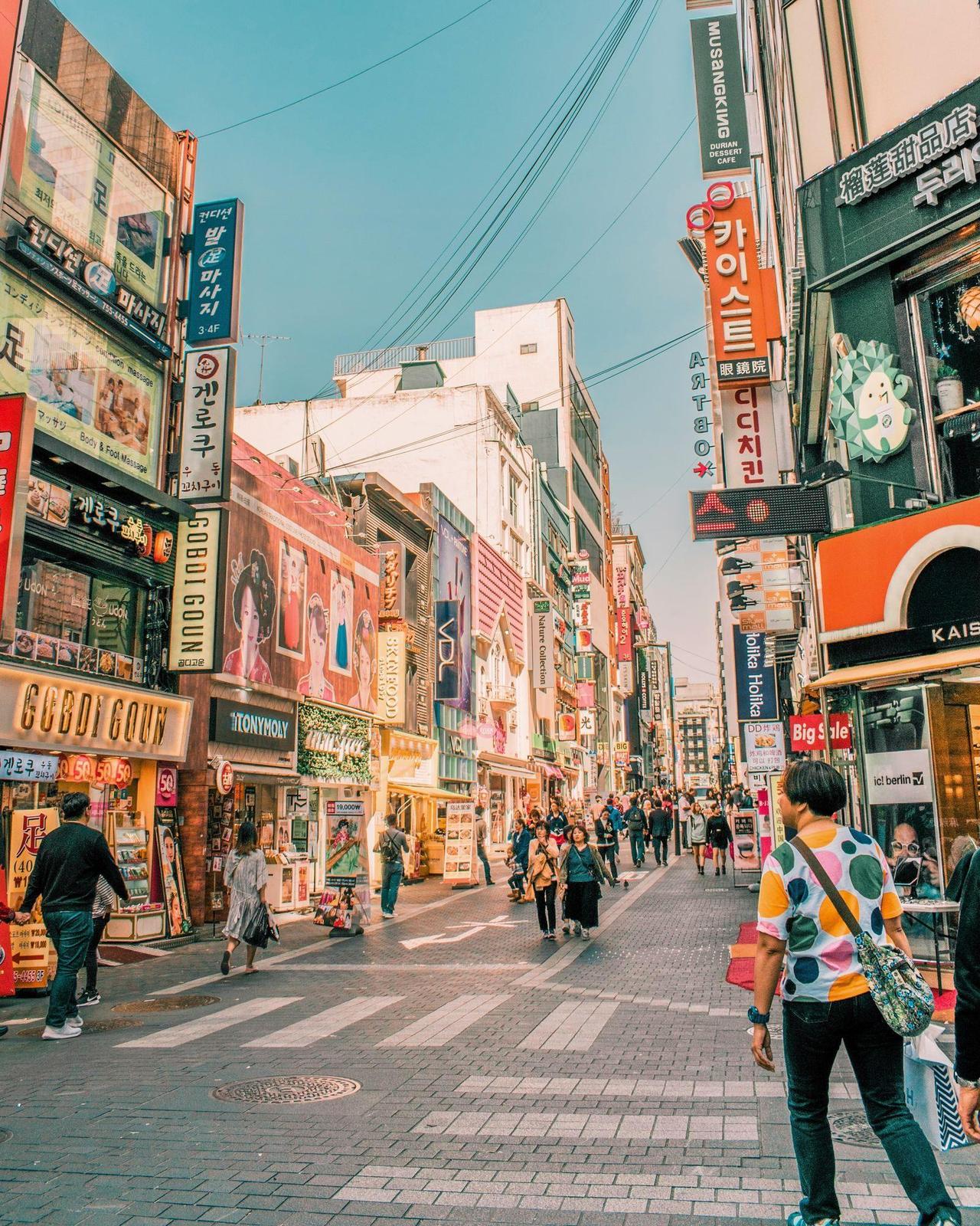 Is Zuid-Korea veilig: levendige winkelstraat in Seoul overdag