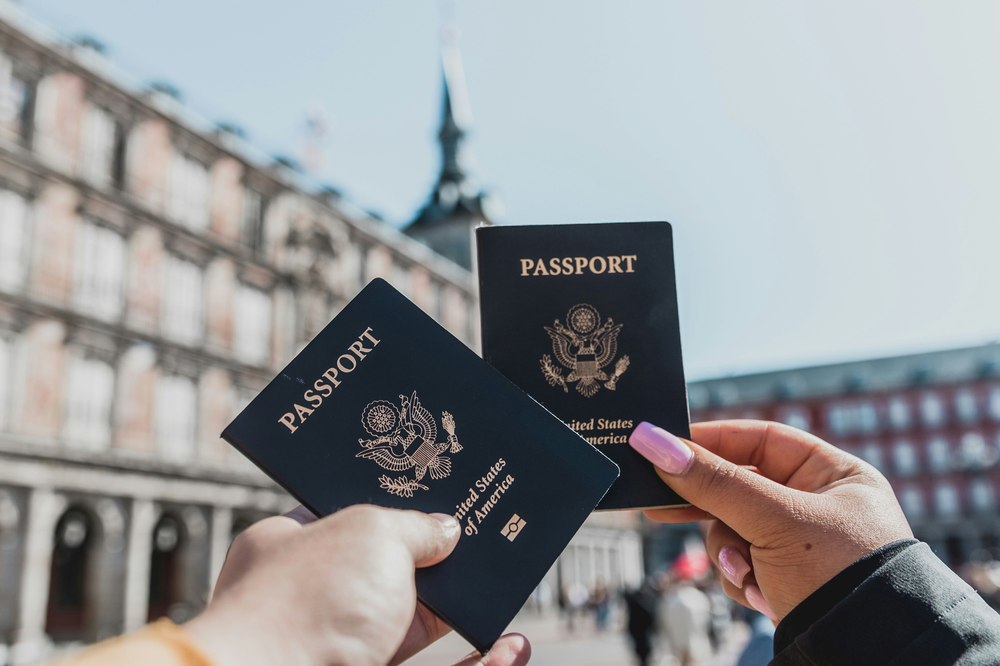 Twee paspoorten vastgehouden door reizigers