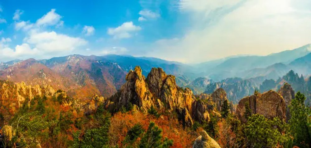 Panoramisch uitzicht over de rotspieken van Seoraksan National Park