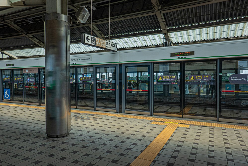 Schoon en modern metrostation in Seoul met perrondeuren