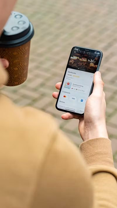 Telefoon met navigatie-app in de hand