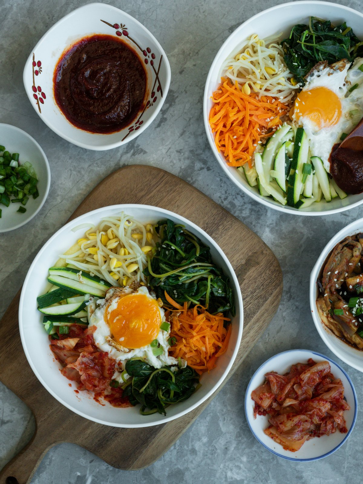 Bibimbap met kimchi en meerdere banchan bijgerechten