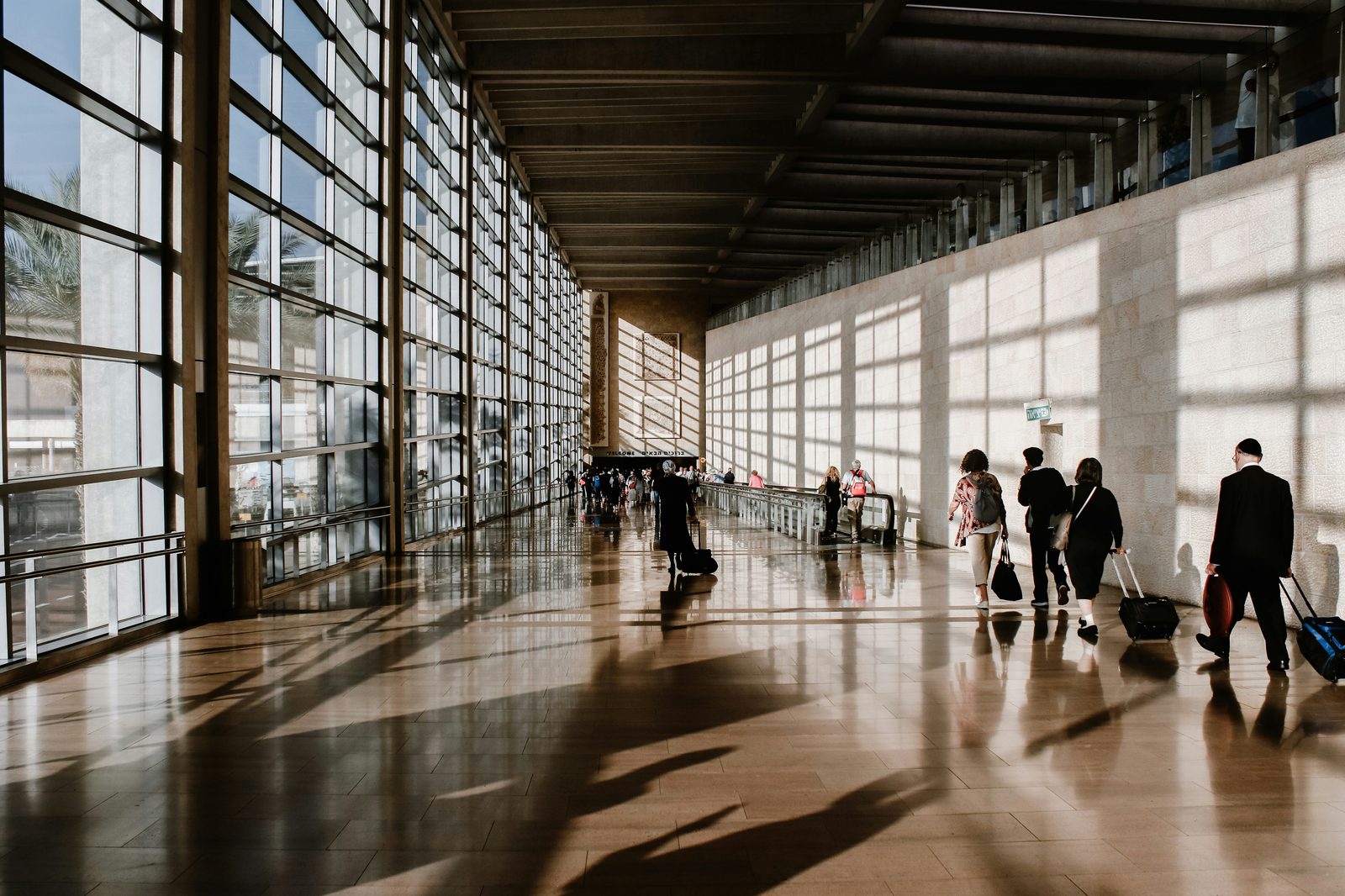 Zakelijke reizigers onderweg door een luchthaven