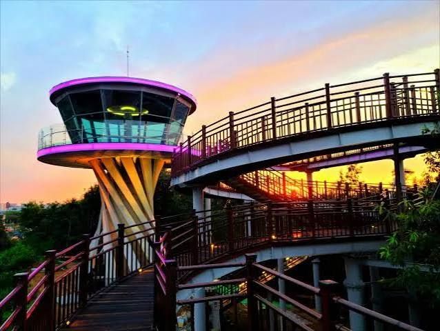 Uitkijktoren op Apsan bij zonsondergang met een kleurrijke lucht