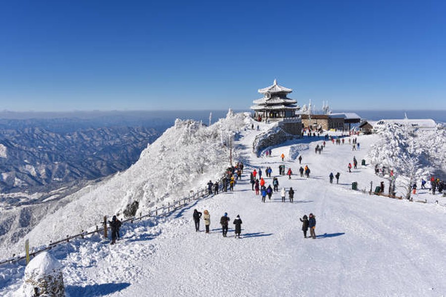 Besneeuwd Hyangjeokbong-paviljoen op Deogyusan
