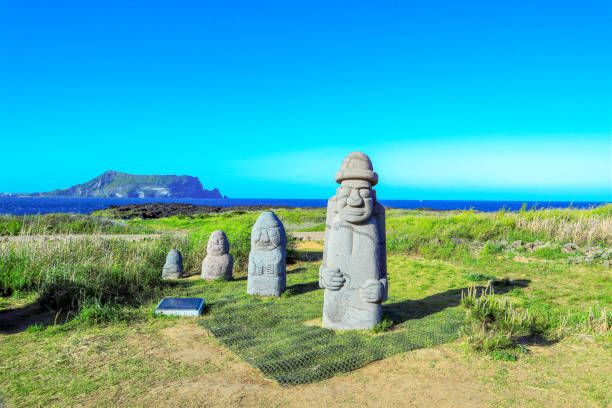 Dolhareubang-steenfiguren aan de kust van Jeju