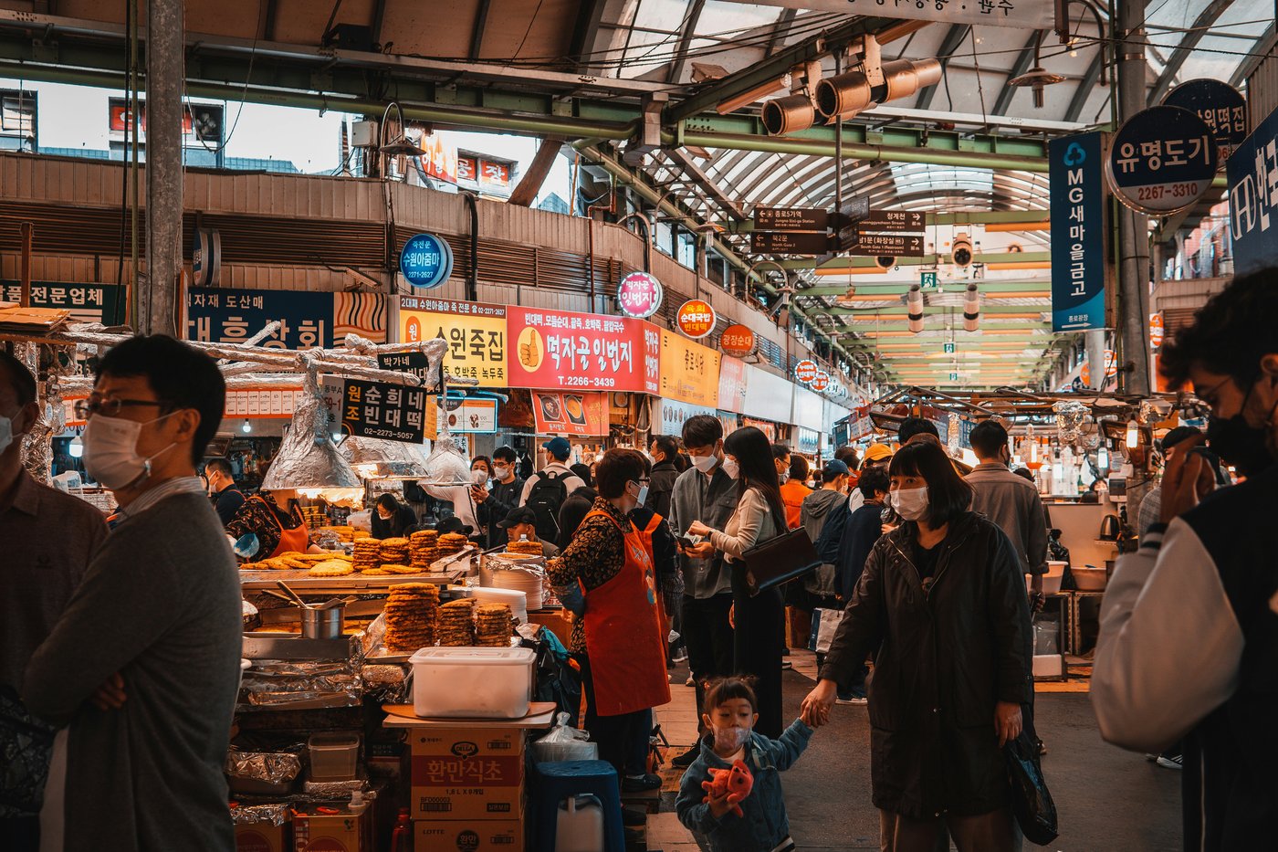 Streetfood-kraampjes in Gwangjang Market, Seoul