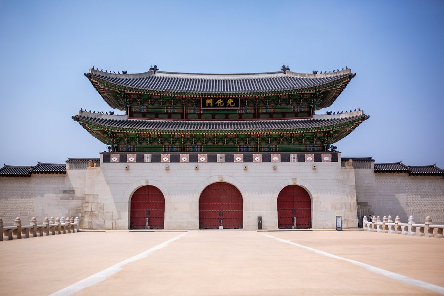 Kleurrijk beschilderd dak van een Koreaans paleis