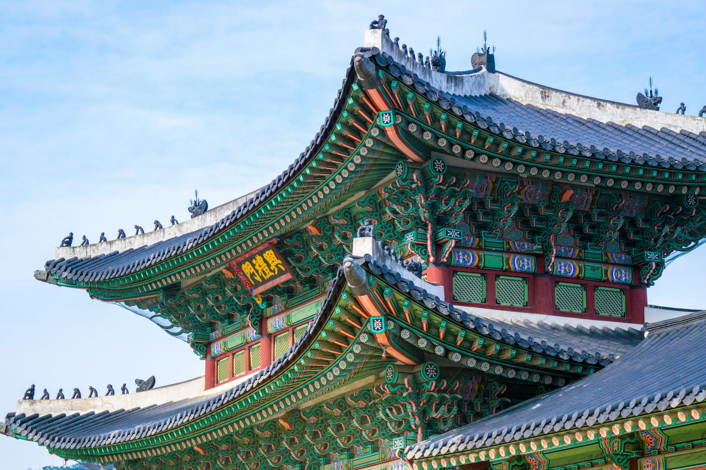 Kleurrijk beschilderde daken van Gyeongbokgung in Seoul