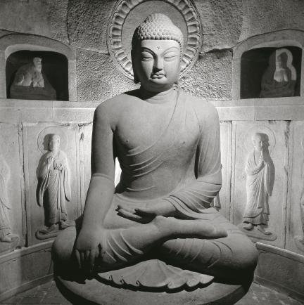 Stenen Boeddhabeeld in de Seokguram-grot bij Gyeongju