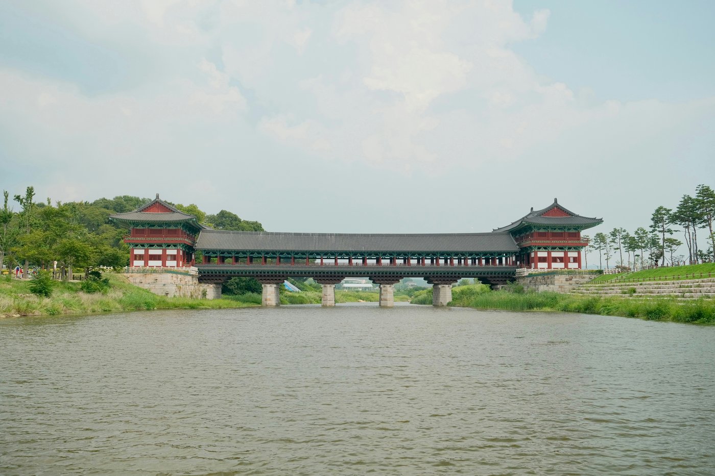 Woljeonggyo-brug verlicht in de avond in Gyeongju