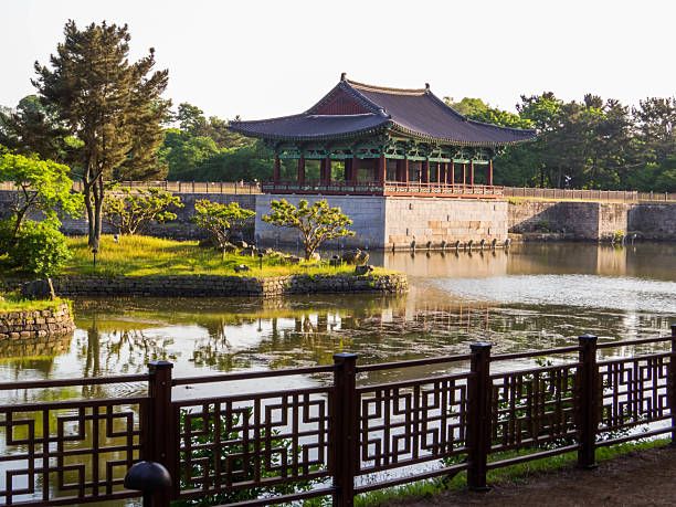 Een paviljoen aan de Wolji-vijver in Gyeongju, weerspiegeld in het water
