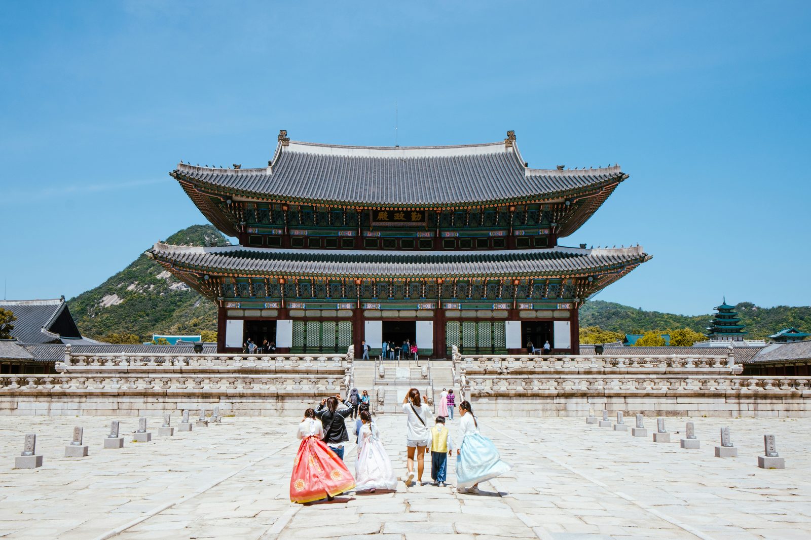 Bezoekers in hanbok bij Gyeongbokgung-paleis in Seoul