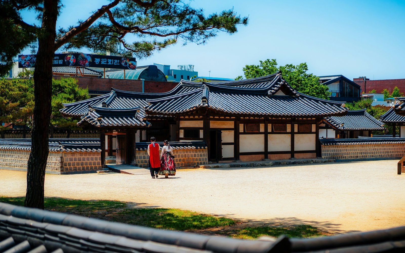 Bezoekers in hanbok bij een hanokdorp in Zuid-Korea