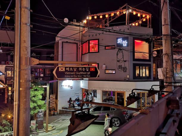 Avondstraat in Haebangchon bij Itaewon met caf&eacute;s en neonreclames