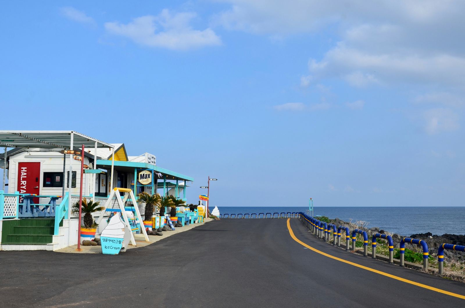 Kustweg met café en zee op Jeju