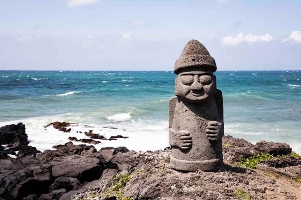 Dolhareubang-standbeeld aan de kust van Jeju Island