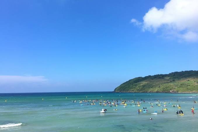 Hamdeok Beach met turquoise water op Jeju