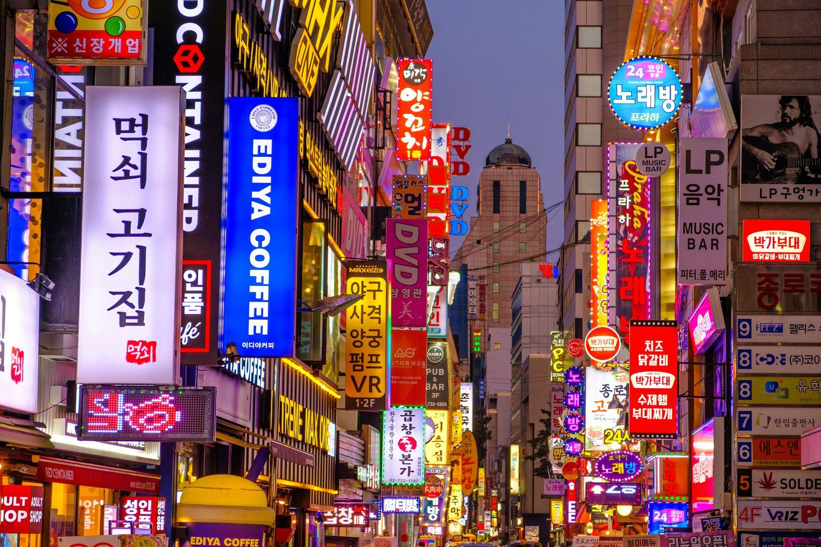 Neonverlichte straat in Jongno, Seoul bij avond