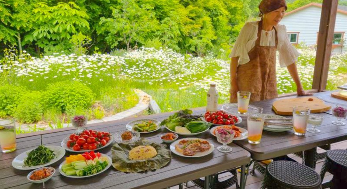 Lokale maaltijd geserveerd tijdens een boerderij-ervaring in Korea