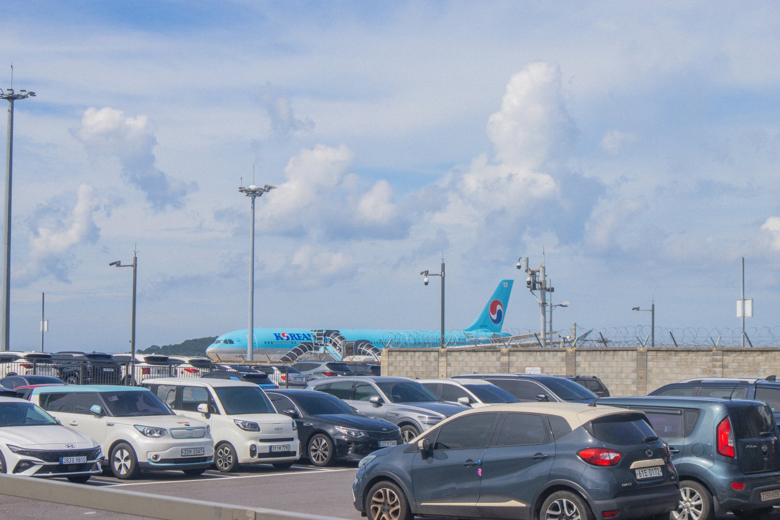 Korean Air-vliegtuig bij een luchthaven in Zuid-Korea