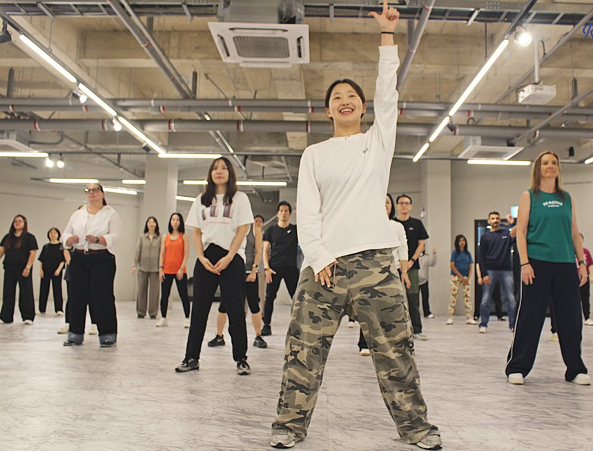 Groep oefent een K-pop dansformatie in de studio