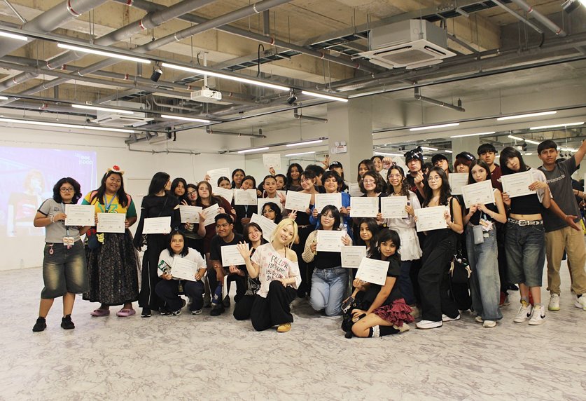 Grote groep oefent de volledige K-pop choreografie
