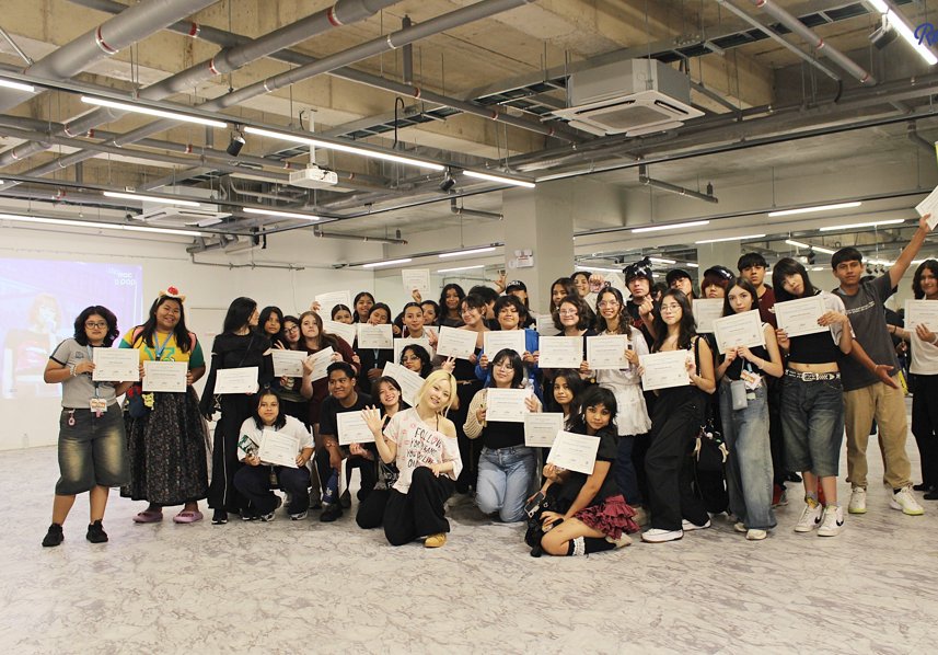 Grote groep na afloop van de K-pop dansles met certificaten