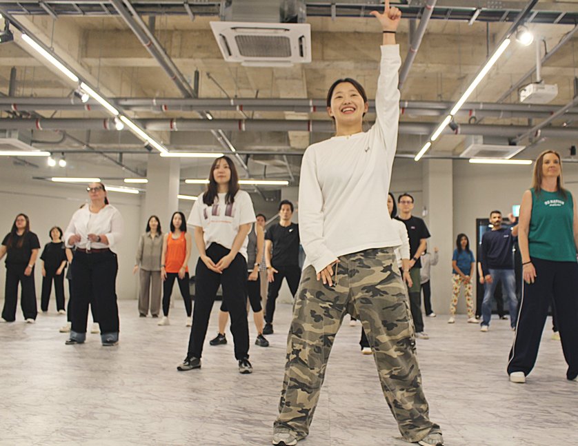 Instructeur en groep tijdens een K-pop dansles in Seoul