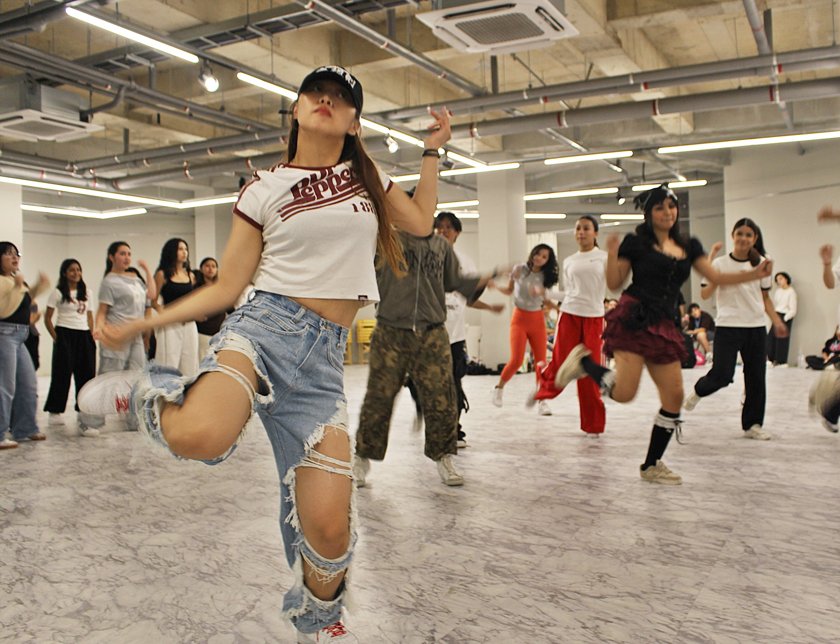 Danser in actie tijdens een K-pop dansles in Seoul