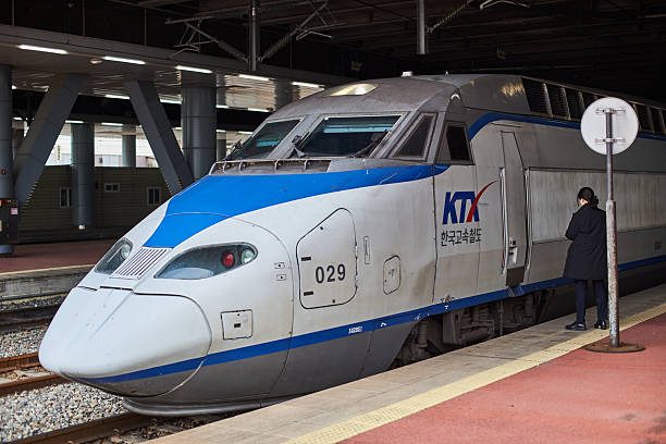 KTX-hogesnelheidstrein op een station in Zuid-Korea