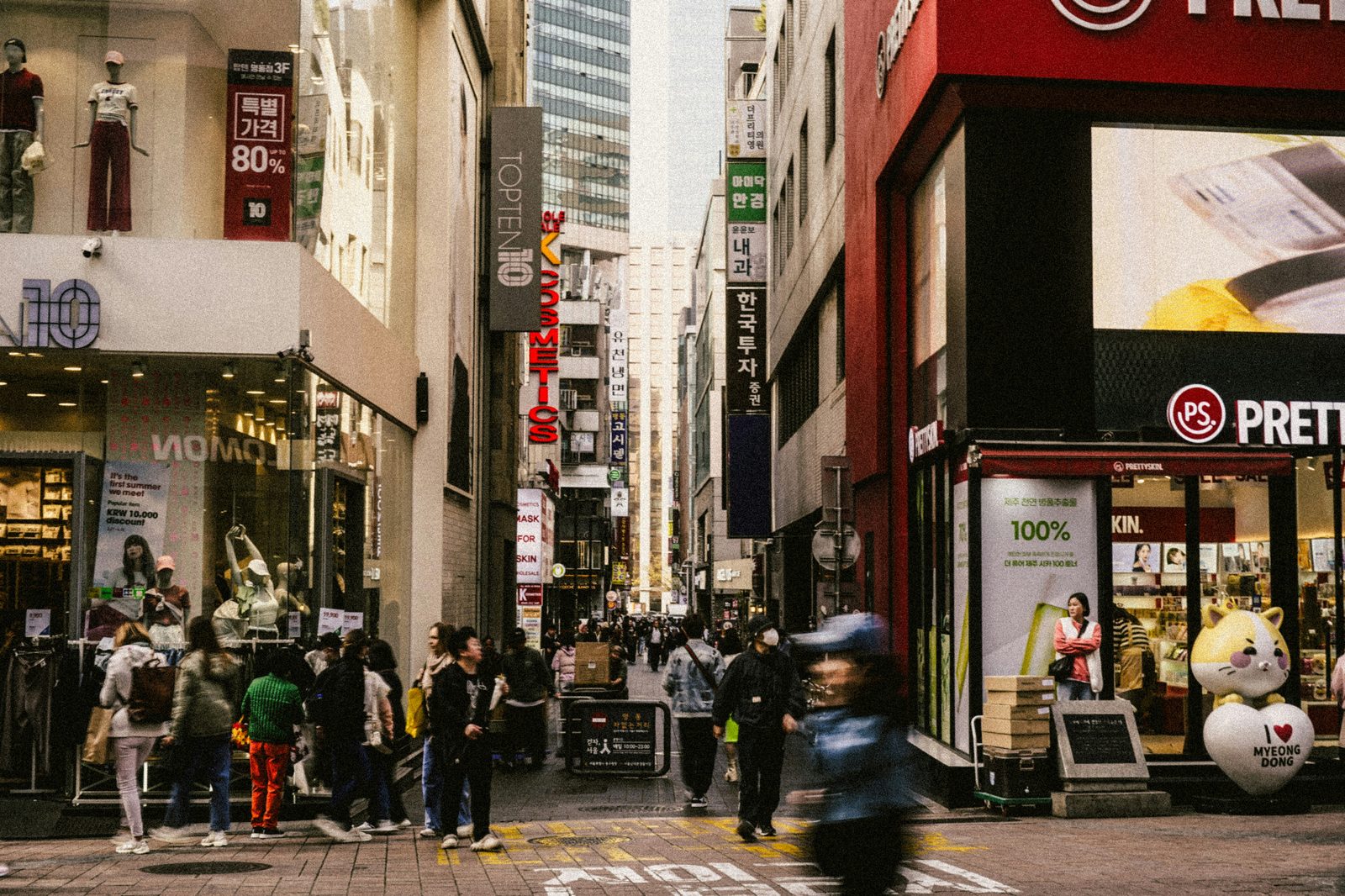 K-beauty winkel in Myeongdong met producten uitgestald
