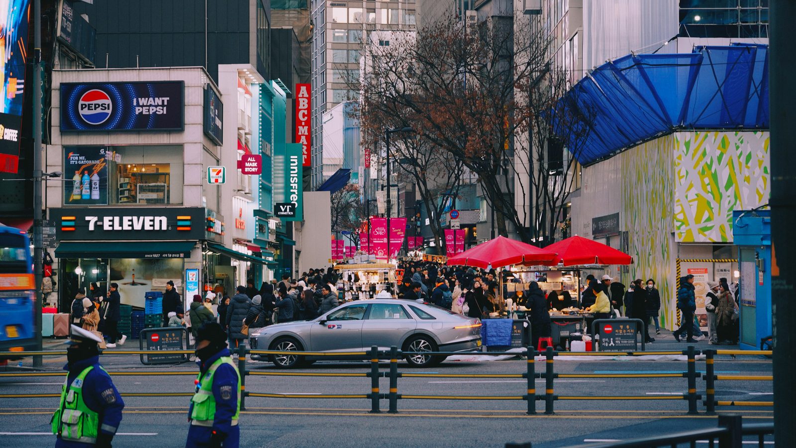 Drukke winkelstraat in Myeongdong, Seoul