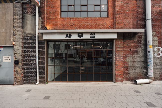 Industri&euml;le caf&eacute;straat in Seongsu met bakstenen gebouwen en terrassen